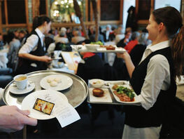 &laquo;Эффект помады&raquo;, или Почему в&nbsp;кафе и&nbsp;ресторанах Бишкека полно посетителей 